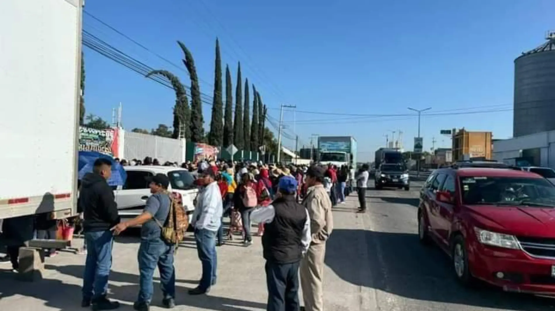 Pobladores cierran la carretera federal Puebla-Tehuacán por incumplimiento de obras